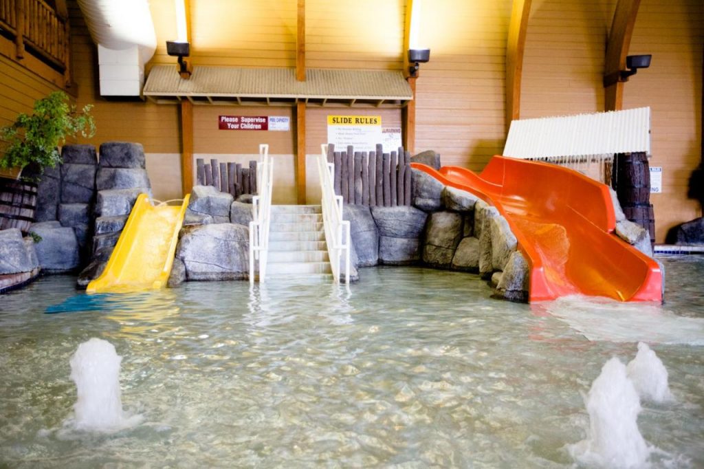 Cranberry Country Lodge hotel with indoor waterslides in USA